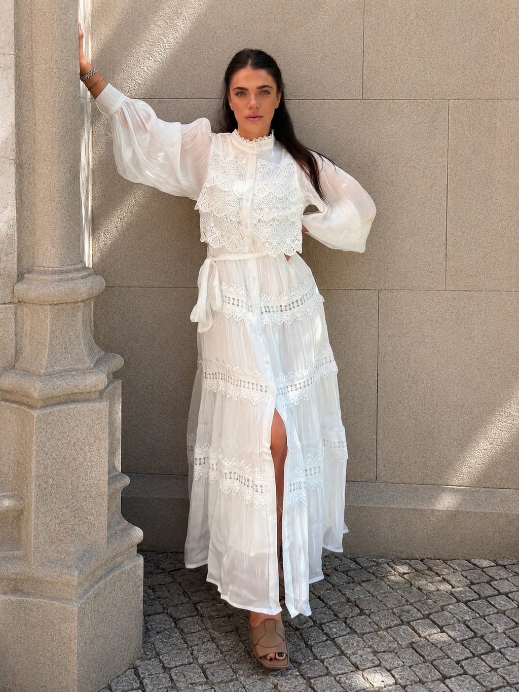 VESTIDO MIDI FLUÍDO EM RENDA