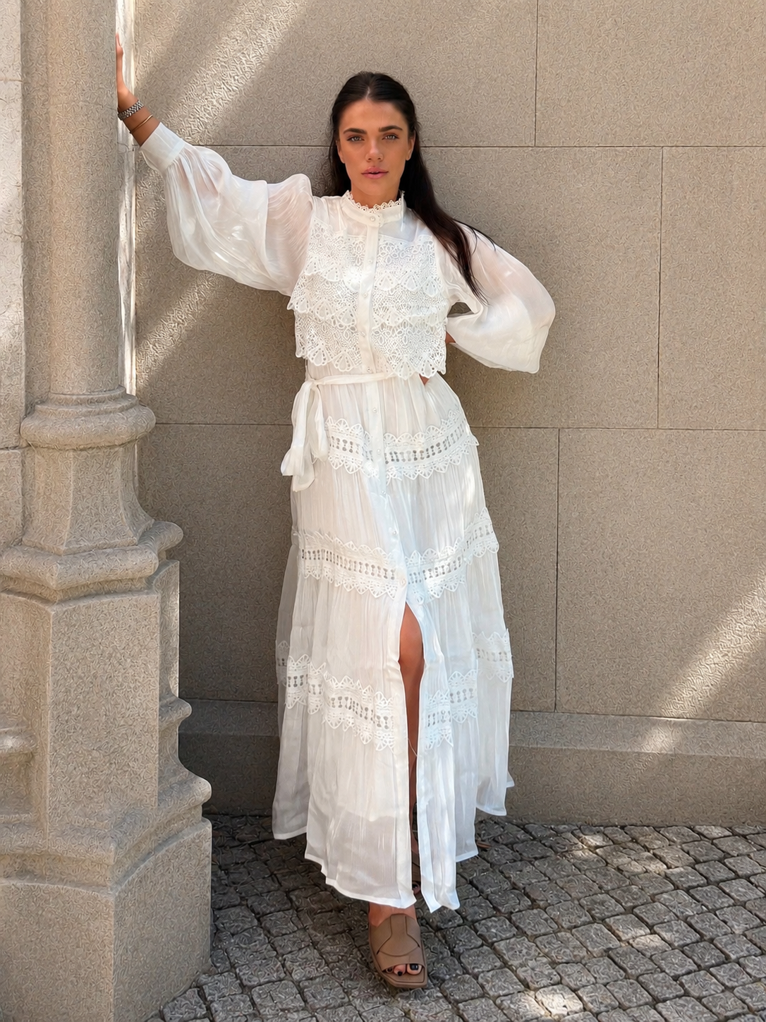 VESTIDO MIDI FLUÍDO EM RENDA